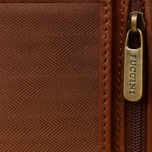 Puccini MU1907 – zbliżenie wnętrza portfela, faktura skóry i suwak z logo Puccini / Puccini MU1907 – close-up of wallet interior, leather texture and Puccini zipper detail